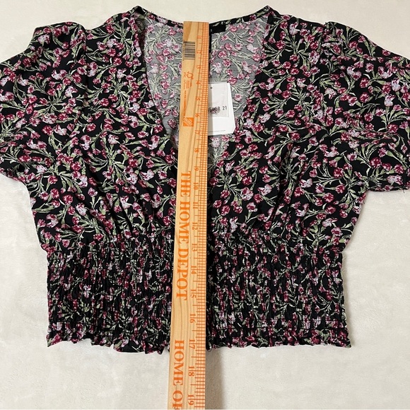 FOREVER 21 Womens Crop Top Plunging V-neckline Floral Smocked Size Medium - Picture 13 of 13